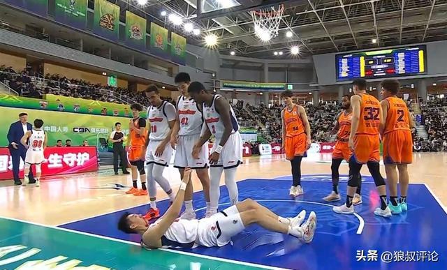 世界杯滚球下注平台-惨烈！王少杰鼻子被打出血被迫下场治疗引关注 杜锋脸如铁色