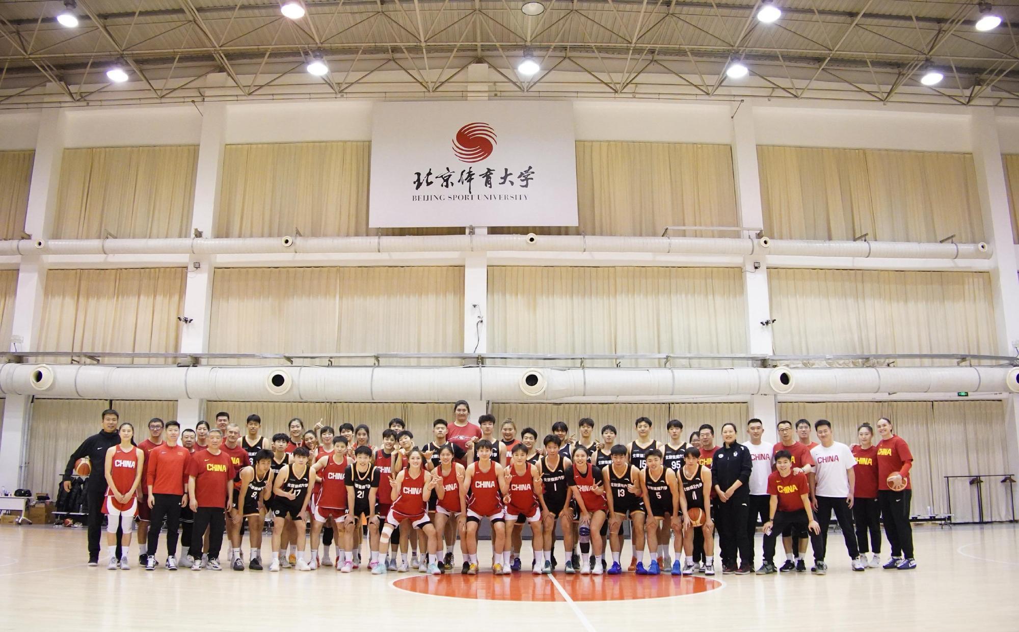 中国女篮最新备战曝光!2米26女姚明+30岁王牌到队,95一代仅1人